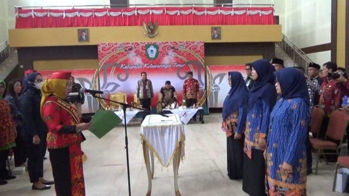 Pengukuhan dipimpin oleh Bunda PAUD Kotim Khairiah Halikinnor yang mengambil sumpah dari 3 Bunda PAUD dari Kecamatan Bukit Santuai, Mentaya Hulu, dan Pulau Hanaut.