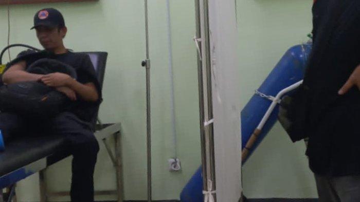 Kepala Badan Penanggulangan Bencana Daerah atau BPBD Palangkaraya Emi Abriyani, mengugnkapkan ada dua orang petugas yang terluka saat berusaha melakukan penanggulangan kebakaran tersebut.