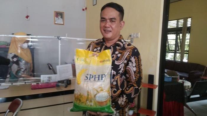 Kepala Kantor Bulog Kalteng Budi Cahyanto menunjukkan sekarung beras bulog. Dia memastikan beras yang diedarkan pihaknya asli dan aman untuk dikonsumsi masyarakat.