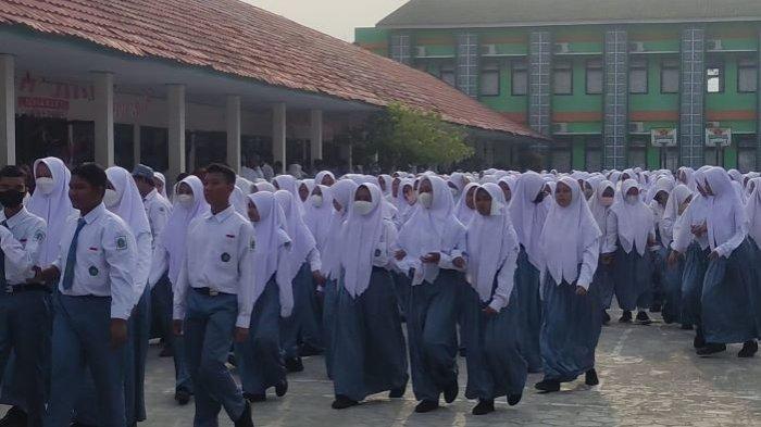 Maraknya Karhutla di Kotim yang berdampak kabut asap mulai dikeluhkan para pelajar. Mereka harus berangkat pagi ke sekolah ditengah kepungan kabut asap akibat Karhutla di Kotim yang kian marak.