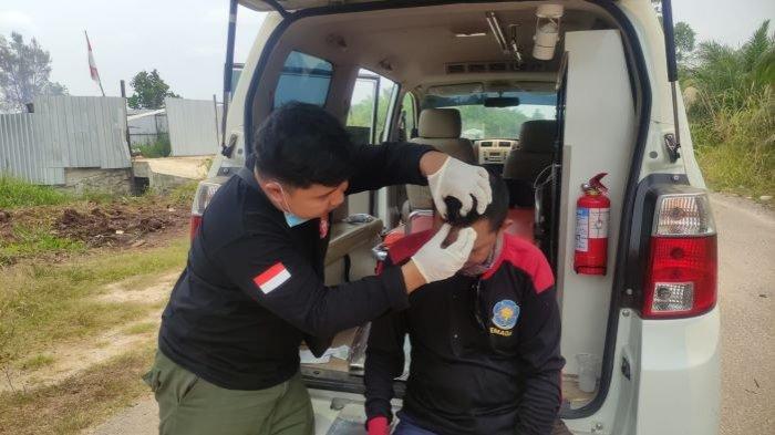 Seorang petugas pemadam mengalami cedera di bagian dahi sebelah kanan akibat tertimpa nozzle atau pipa besi untuk semprotan air.