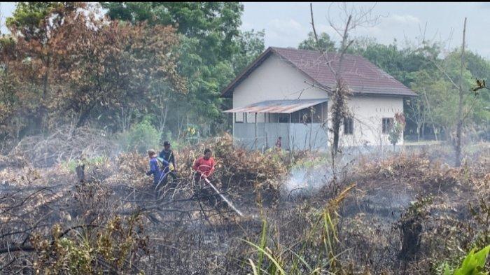 Kebakaran lahan mendekati pemukiman warga di Jalan Ir Soekarno 1, Menteng, Jekan Raya, Kota Palangkaraya, Kalimantan Tengah, Jumat (1/9/2023).