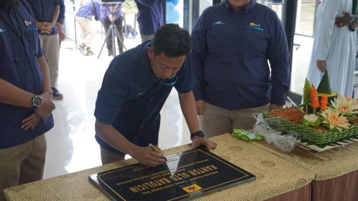 Abdul Salam Nganro, General Manager PLN UIP3B Kalimantan menandatangani prasasti peresmian gedung Kantor ULTG Batulicin