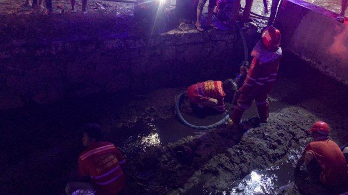 Petugas pemadam kebakaran tampak kesulitan mendapatkan air saat terjadinya kebakaran di SDN 9 Langkai Palangkaraya, Senin (24/7/2023) malam.