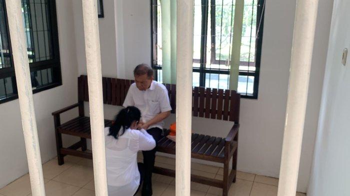 Terlihat Ary Eghani sungkem dan berdoa kepada Ben Brahim di ruang tahanan sebelum dimulainya persidangan di PN Tipikor Palangkaraya, Kamis (24/8/2023).