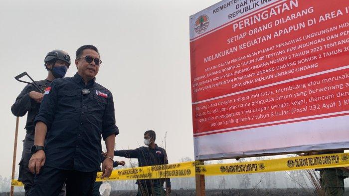 Dirjen Gakkum KLHK, Rasio Ridho Sani saat menyegel lahan milik PT PGK di kawasan Kameloh Baru, Sebangau, Kota Palangkaraya, Jumat (6/10/2023).