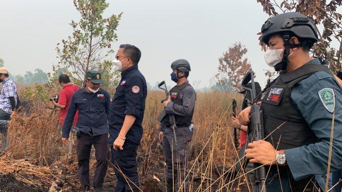 Tim Gakkum KLHK saat menyegel lahan milik PT Palmindo Gemilang Kencana di Kameloh Baru, Sebangau, Kota Palangkaraya, Jumat (6/10/2023).