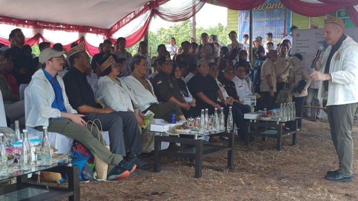 BREAKING NEWS, kunjungan kerja Menteri KLHK dan Delegasi Kehutanan Amerika Serikat ke Desa Tuwung, Kabupaten Pulang Pisau, Rabu (12/1/2024).