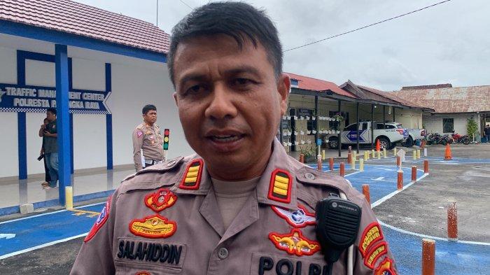 Kasatlantas Polresta Palangkaraya, AKP Salahiddin diwawancara media usai saat melihat salah satu pemohon SIM C melakukan ujian praktik berkendara, Senin (7/8/2023).