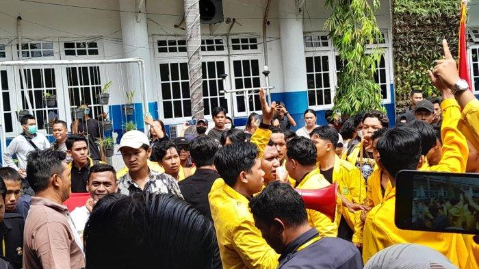 Unjuk rasa mahasiswa UPR sempat ricuh di halaman Rektor Universitas Palangkaraya, Jumat (7/9/2023), saat mereka mencoba untuk masuk dalam gedung biru tersebut.