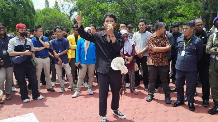 Unjuk rasa Mahasiswa Universitas Palangkaraya menyuarakan aspirasi dan keluhan mereka di halaman Rektorat UPR, Jumat (8/9/2023).