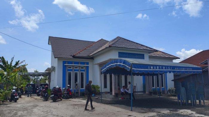 Suasana rumah duka Almarhum Ade Supriadi yang meninggal di Rumah Sakit Husada Jakarta diterbangkan sore ini ke Palangkaraya, Jumat (26/4/2024).