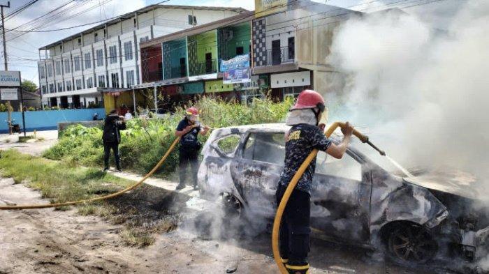 Mobil Dauhatsu Sigra terbakar di kawasan Taman Kuliner Tunggal Sangomang, Kota Palangkaraya, pada Jumat (8/12/2023).
