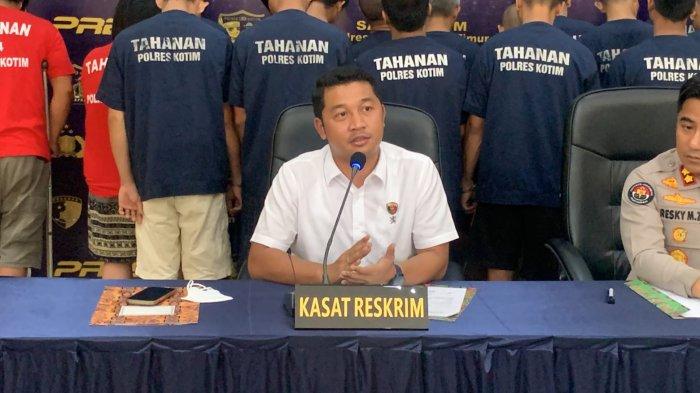 Kasatreskrim Polres Kotim, AKP Iyudi Hartanto saat menjelaskan terkait pencurian buah sawit di Kotim selama Januati hingga Agustus, Selasa (13/8/2024).