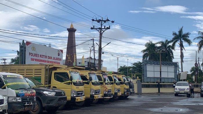 Sejumlah dump truck diamankan sebagai barang bukti penjarahan dan pencurian buah sawit milik PT Agrokarya Prima Lestari di halaman Mapolres Kotim, Senin (15/4/2024).