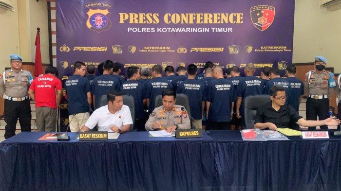 Kapolres Kotim, AKBP Resky Maulana Zulkarnain saat melaksanakan press release pengungkapan kasus pencurian buah sawit selama 2024 di Kotawaringin Timur, Selasa (13/8/2024).