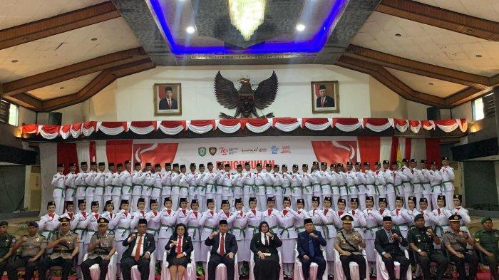 Foto bersama Bupati Kotim Halikinnor kukuhkan 71 anggota Paskibraka