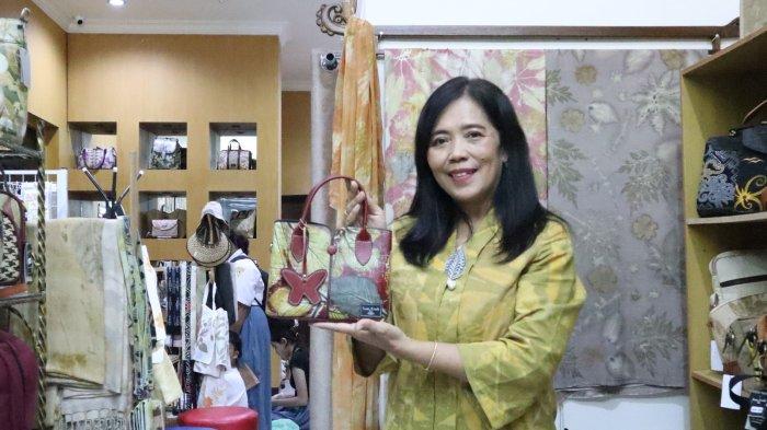 ECOPRINT - Nila Kusuma Dewi, pendiri Laa_Craft, menunjukkan salah satu produk tas ecoprint hasil kreativitasnya yang mengedepankan bahan alami dan ramah lingkungan.