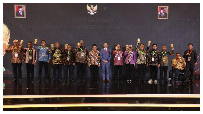 Foto bersama para perwakilan daerah penerima penghargaan UHC Award 2024.