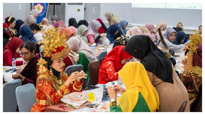 Kegiatan Embriodery Mini Class yang diikuti oleh Srikandi PLN UIP3B Kalimantan, Persatuan Istri Karyawan Karyawati (PIKK), Tenaga Alih Daya (TAD) dan juga Srikandi dari Unit Pelaksana Transmisi (UPT) Banjarbaru dan Unit Pelaksana Pengatur Beban (UP2B) Kalselteng.
