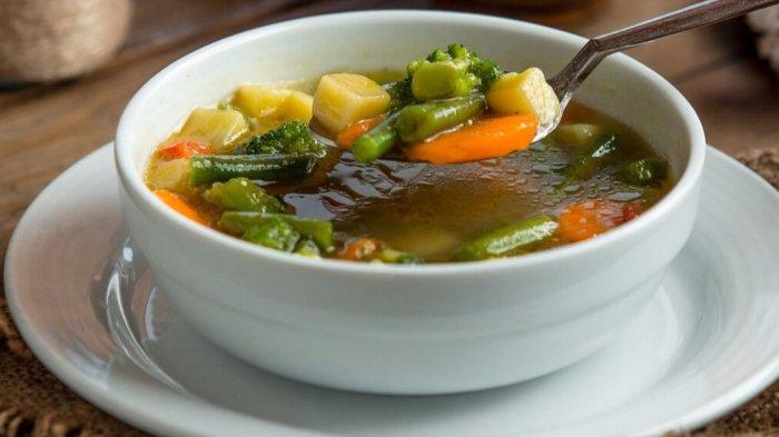 Intip resep sajian makanan Sop Ayam Kuah Bening, cocok disantap waktu sahur awal Ramadhan 2024.