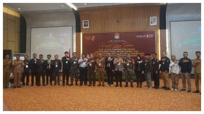 Komisi Pemilihan Umum (KPU) Kobar foto bersama usai melakukan Rapat Pleno Terbuka rekapitulasi hasil penghitungan suara Pemilihan Gubernur-Wakil Gubernur Kalteng dan Penetapan Hasil Perolehan Suara Pemilihan Bupati-Wakil Bupati Kobar tingkat kabupaten, Selasa (03/12/2024) kemarin.