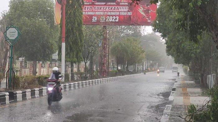 Hujan lebat mengguyur wilayah Kotim membuat titik hotspot berkurang selama 3 hari terakhir ini.
