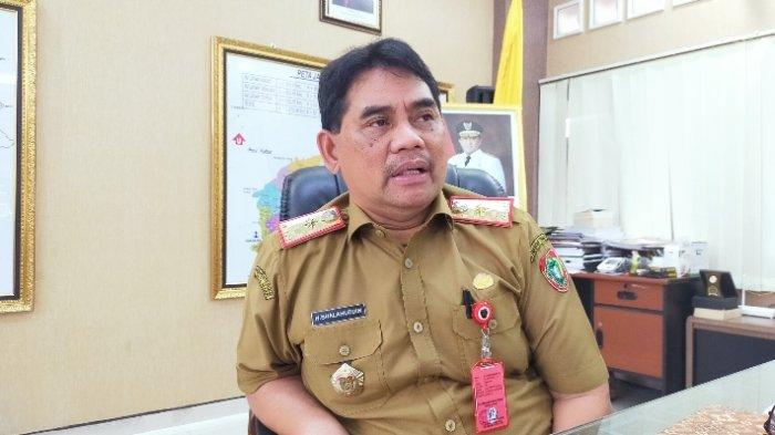 Kepala Dinas PUPR Kalteng Shalahuddin saat menjelaskan terkait peningkatan jalan arah Palangkaraya-Pulang Pisau, Kalimantan Tengah.