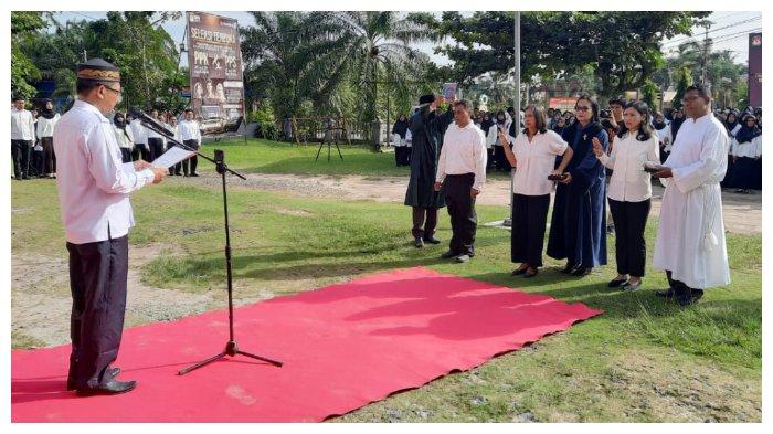 Ketua KPU Kobar Chaidir melantik petugas Pantarlih pada Pilkada 2024.