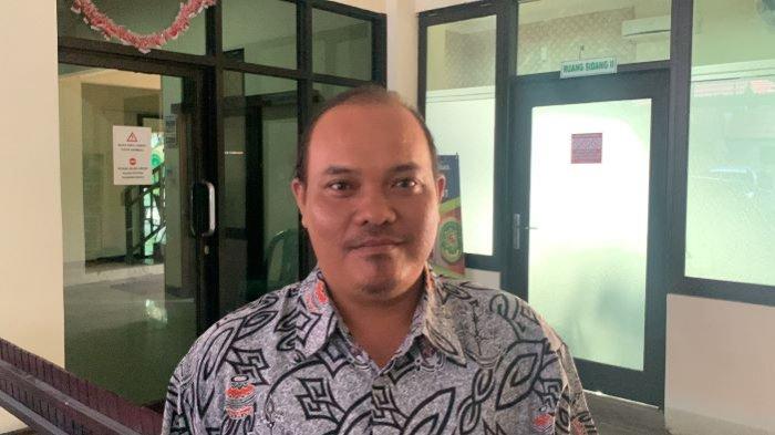 Kuasa Hukum Wawali Palangkaraya Hj Umi Mastikah yakni Zulhaidir saat memberikan komentarnya terkait sidang kelima kasus gugatan perceraian kliennya.