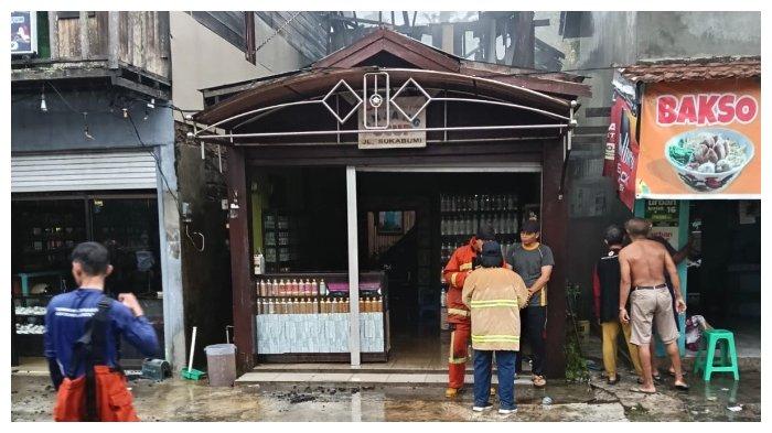 KEBAKARAN - Petugas Damkar Kotim saat memadamkan api dua unit rumah di kawasan Pasar Keramat Sampit, Rabu (16/4/2025).