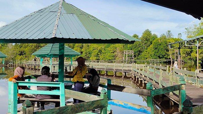 Sejumlah pengujung menyerbu tempat wisata Danau Tahai kawasan Arboretum Nyaru Menteng, Kota Palangkaraya, Sabtu (1/1/2022).