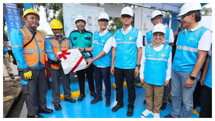 Wakil Menteri BUMN sekaligus Komisaris PLN, Aminuddin Ma'ruf (tengah) didampingi Direktur Utama PLN, Darmawan Prasodjo (ketiga dari kanan), Direktur Transmisi dan Perencanaan Sistem PLN, Evy Haryadi (belakang), Direktur Retail dan Niaga PLN, Edi Srimulyanti (kedua dari kanan), dan General Manager PLN UID Banten, Moch. Andy Adchaminoerdin (kanan) memberikan bingkisan apresiasi kepada para personel yang bertugas pada masa Siaga Kelistrikan Natal dan Tahun Baru 2025 di SPKLU Rest Area KM 43A Tol Jakarta - Merak, Banten pada Selasa (24/12/2024).