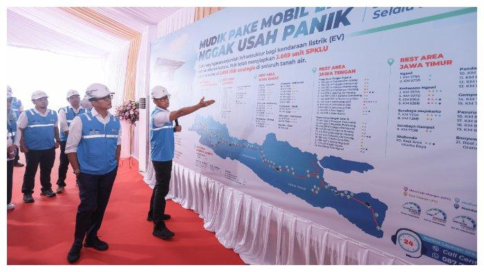 Direktur Utama PLN, Darmawan Prasodjo (depan kanan) memaparkan kesiapan infrastruktur pendukung kendaraan listrik menghadapi masa mudik serta libur Natal dan Tahun Baru 2025 kepada Wakil Menteri BUMN sekaligus Komisaris PLN, Aminuddin Ma'ruf (depan kiri) saat mengunjungi SPKLU Rest Area KM 43A Tol Jakarta - Merak pada Selasa (24/12/2024).