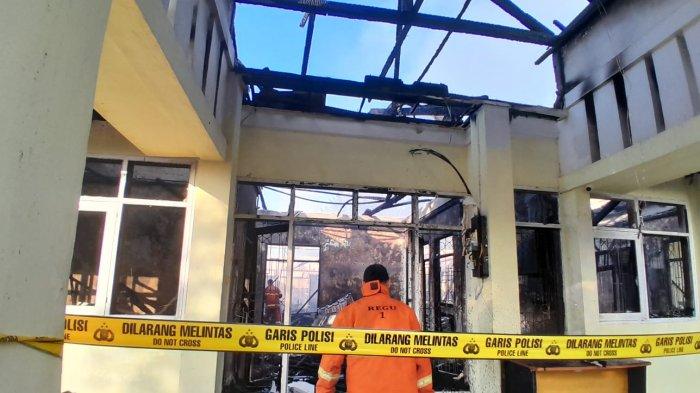 Kondisi kantor Bawaslu Palangkaraya usai terbakar, Kamis (20/7/2023) pagi.