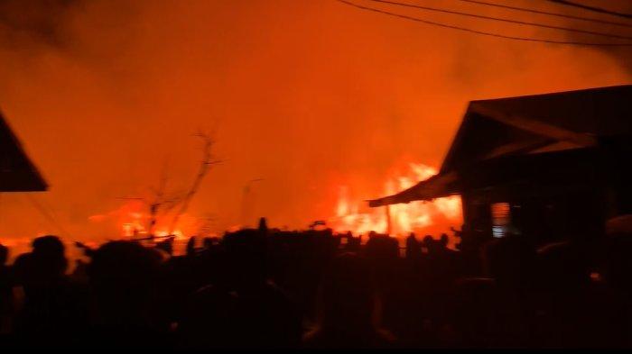 Kobaran api yang membakar belasan rumah di Mendawai Ujung, Selasa (12/9/2023) petang ini.