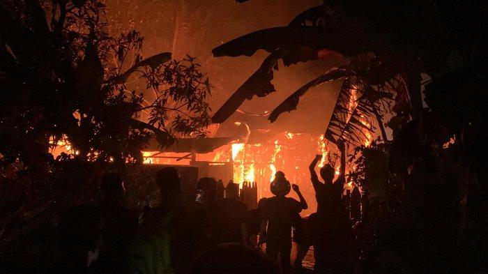 Kobaran api yang melalap bangunan kosong di kawasan Jalan Temanggung Tilung 13 Palangkaraya, Selasa (8/8/2023) malam.