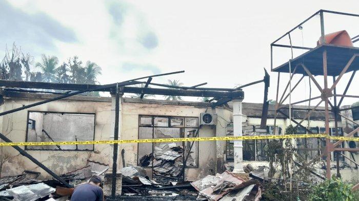 Kondisi bagian belakang kantor Bawaslu Palangkaraya yang juga ikut terbakar, Kamis (20/7/2023).