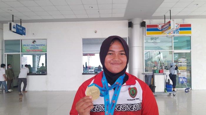 Indyra Ramadani Atlet Panah saat datang di Bandara Tjilik Riwut Palangkaraya, Selasa (5/9/2023).