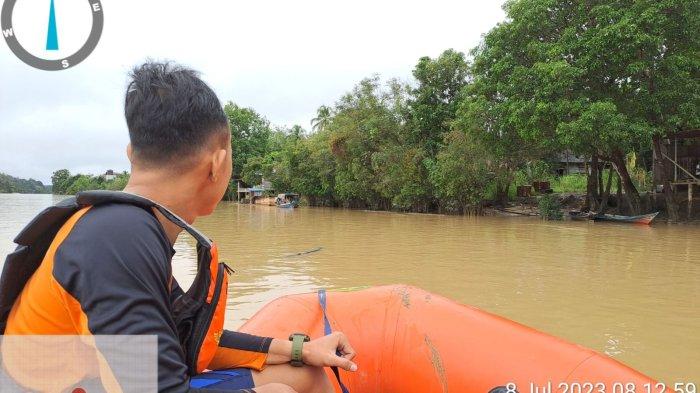 Petugas ari tim gabungan masih melakukan pencarian korban hilang tenggelam di Sungai Kahayan Pulang Pisau. Perahu kelotok berisi 9 orang terbalik di Sungai Kahayan Desa Hanua Ramang Kabupaten Pulang Pisau Kalteng, Jumat (7/7/2023) 8 selamat 1 hilang. Basarnas Palangkaraya untuk Tribunkalteng.com
