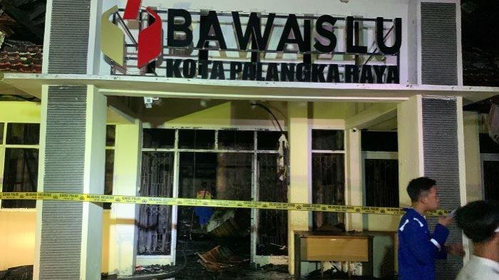 BREAKING NEWS, Selidiki Kantor Bawaslu Palangkaraya Terbakar, pihak Polda Kalteng dalam pengungkapan kasusnya dibantu PusLabfor dari Surabaya. tribunkalteng.com/pangkan B