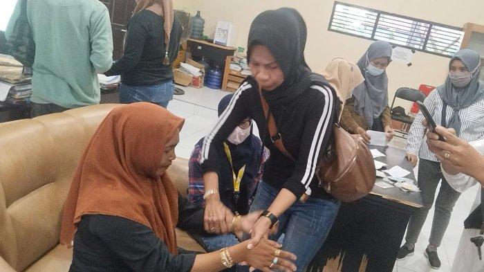 Petugas penertiban gepeng meminta wanita yang diduga koordinator pengamen cilik (kerudung coklat) untuk menunjukan perhiasan yang dikenakannya, saat terjaring razia, pada Senin (24/7/2023).