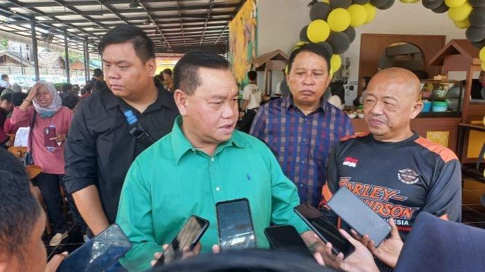 Bupati Kotim H Halikinnor saat mengimbau masyarakat jaga kebersihan lokasi Wisata Pantai Ujung Pandaran, Selasa (26/12/2023).