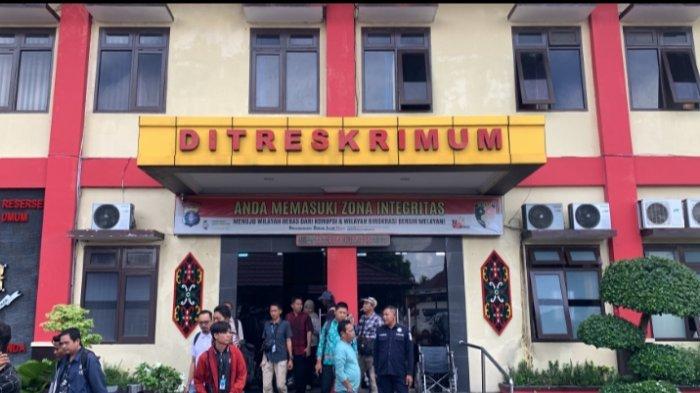 Sejumlah wartawan saat menunggu Jumpa Pres perkembangan kasus penembakan di Desa Bangkal Kabupaten Seruyan. Pernyataan resmi dirilis Polda Kalteng saat menetapkan 1 orang tersangka berpangkat Inspektur Polisi Satu (IPTU) dan 4 orang tersangka lainnya terkait kasus penembakan di Desa Bangkal, Kabupaten Seruyan, Kalimantan Tengah, pada Jumat (24/11/2023).
