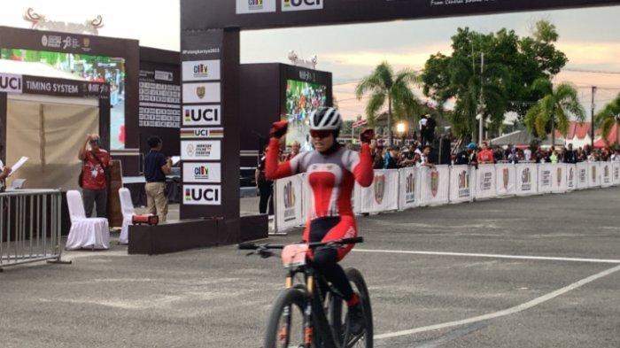 Dara Latifah pebalap wanita Indonesia yang meraih juara dalam UCI MTB Eliminator World Cup 2023 di Palangkaraya, Kalimantan Tengah, Minggu 12 November 2023. Dia meraih juara dalam lomba balap sepeda gunung dunia di Palangkaraya Kalteng, tersebut.