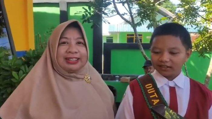 Tampak Guru dan Murid SDN 4 Ketapang Sampit saat memberikan keterangan kepada pers. Terkait, Muridnya yang sukses membuat Sepeda Pencacah Sampah.
