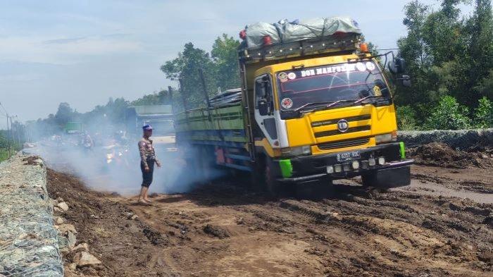 Jalan Trans Kalimantan Poros Selatan Arah Palangkaraya-Banjarmasin tersebut terdapat proyek perbaikan jalan kurang lebih sepanjang 1 kilometer, sehingga diterapkan sistem buka tutup satu jalur bagi kendaraan yang ingin lewat.