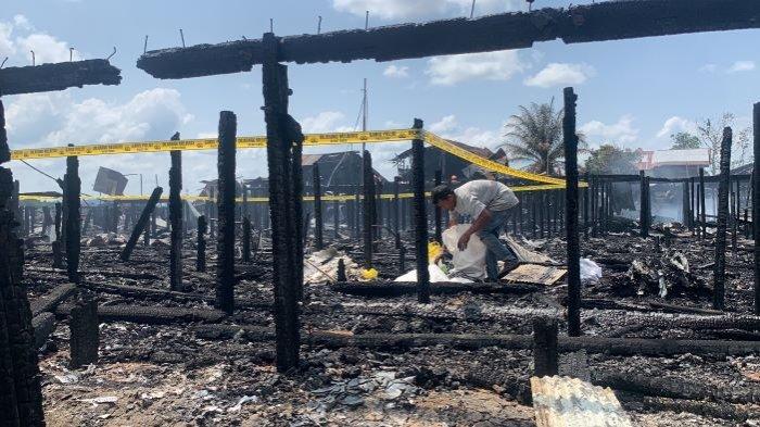 Puing sisa kebakaran tempat tinggal Rudianto. Pria ini berusaha mengambil sisa puing bekas rumahnya yang terbakar, dengan harapan masih bisa dijual dan digunakan, pada Kawasan Flamboyan Bawah Palangkaraya, Rabu (2/8/2023).