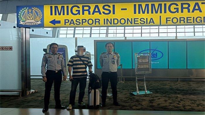 TRIBUNPONTIANAK.CO.ID/FILE
Imigrasi Ketapang mendeportasi seorang WNA asal Tiongkok, karena menggunakan izin tinggal tidak sesuai wilayah peruntukkannya. Sebelumnya WNA asal Tiongkok terebut diamankan di wilayah Kendawangan.