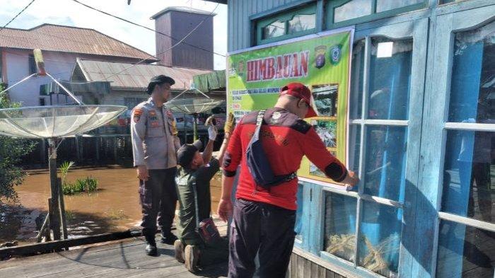 Spanduk yang di pasang BKSDA Pos Sampit terkait bahaya serangan buaya di lokasi tersebut, tapi sekaligus media edukasi bagi warga akan tindakan apa saja yang dapat memancing kedatangan hewan yang terkenal ganas tersebut. Tribunkalteng.com/ Devita Maulina